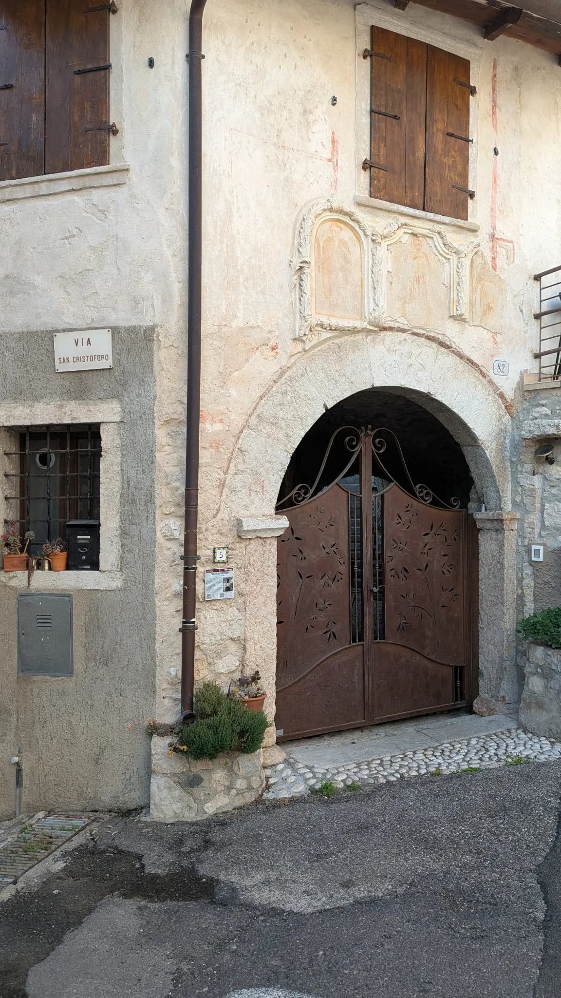 Арка и ставни на Via San Cristoforo
