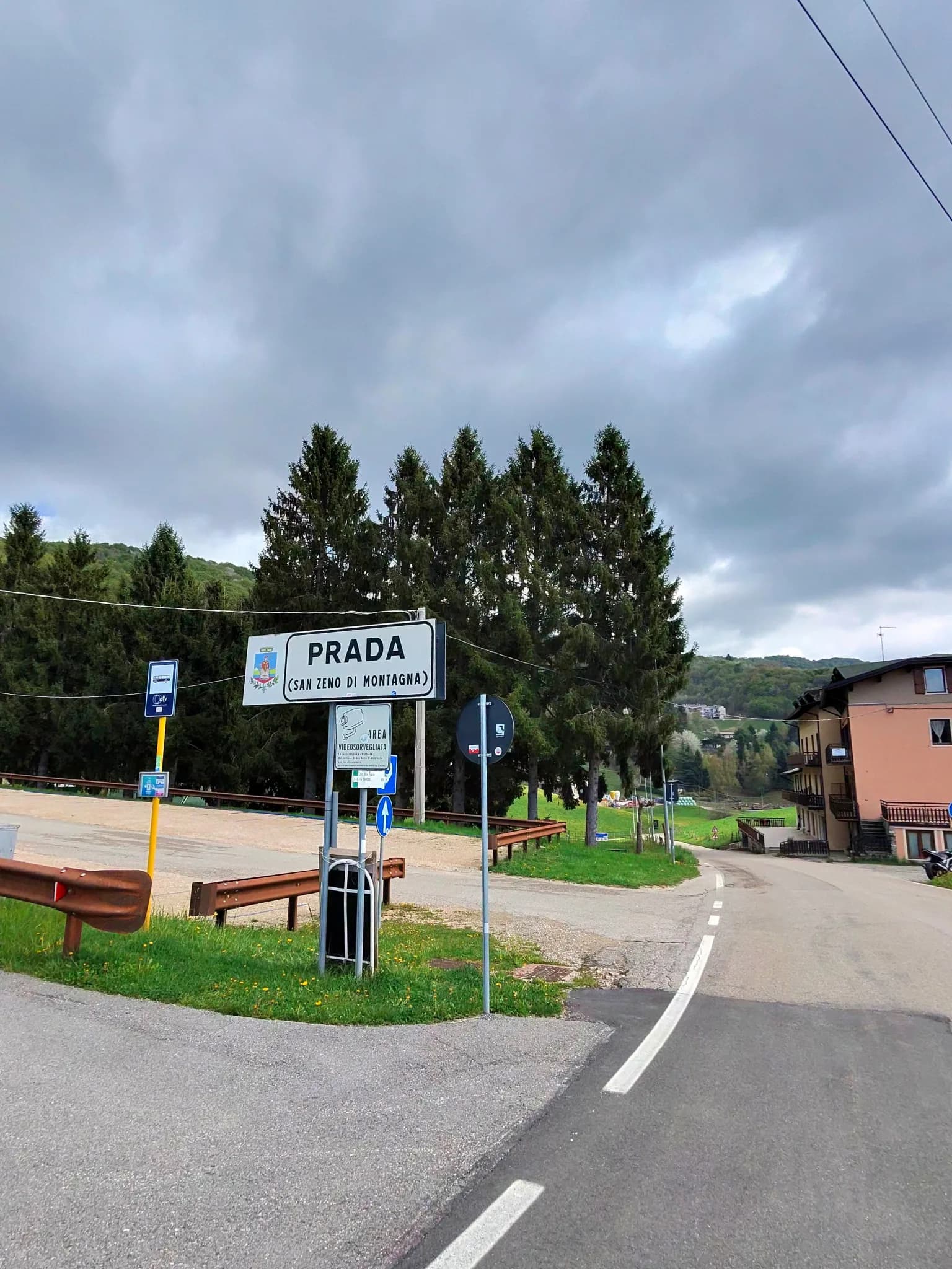 Дорога и указатель Prada