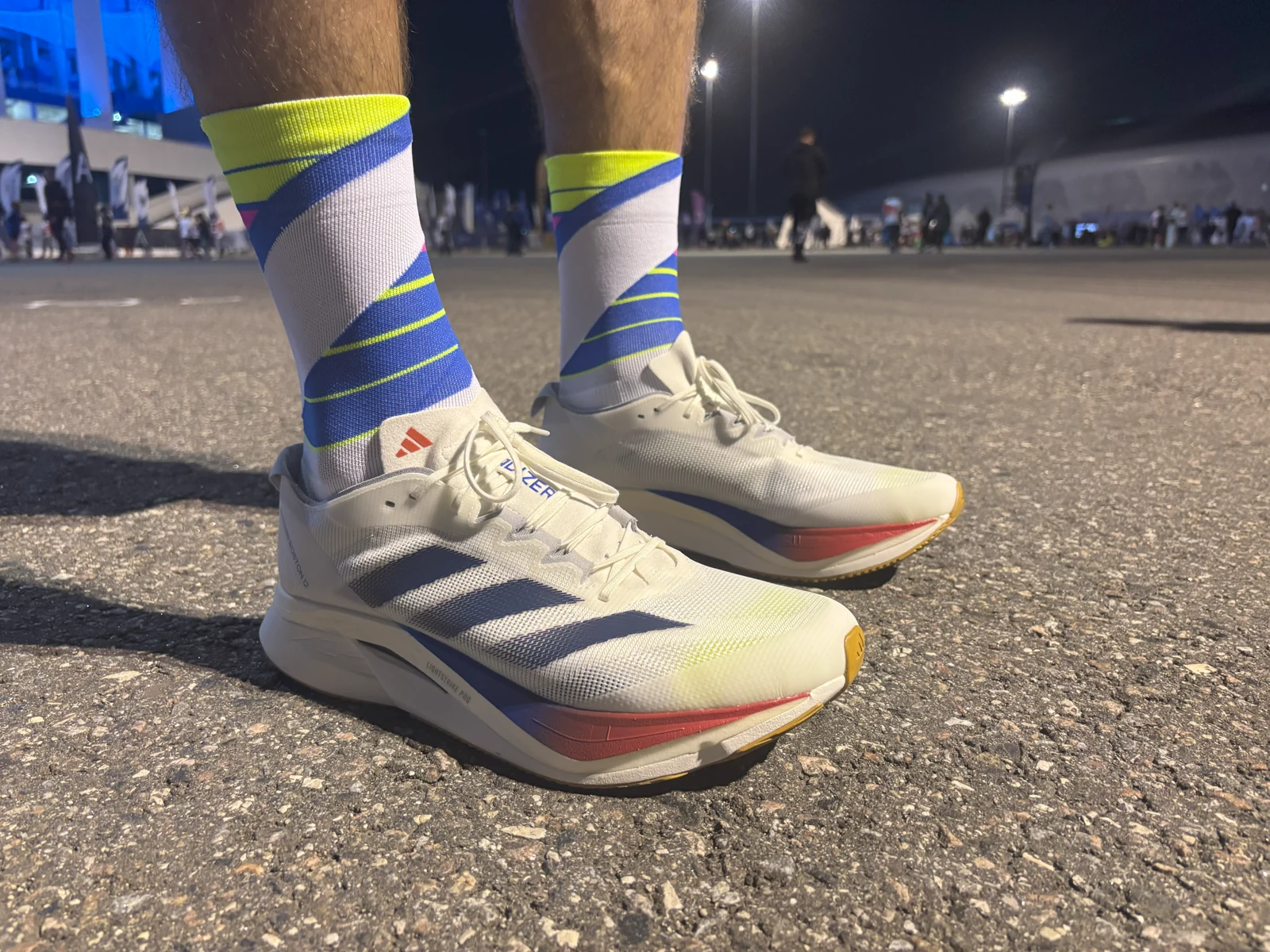 adidas Adizero Boston 12 на ногах Дмитрия, крупный план обуви и носков у стадиона