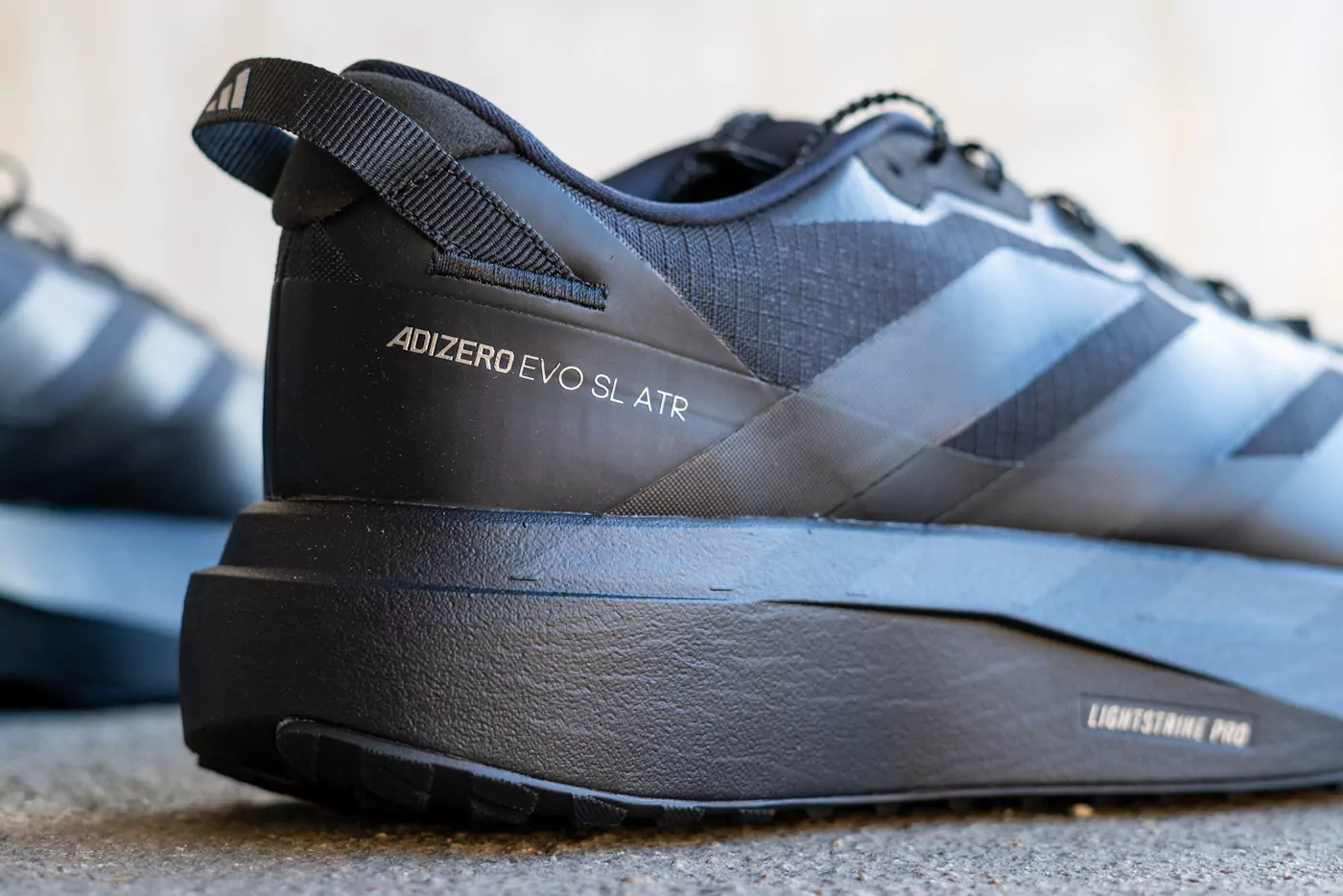 Adidas Adizero EVO SL ATR вид сбоку с водоотталкивающим верхом